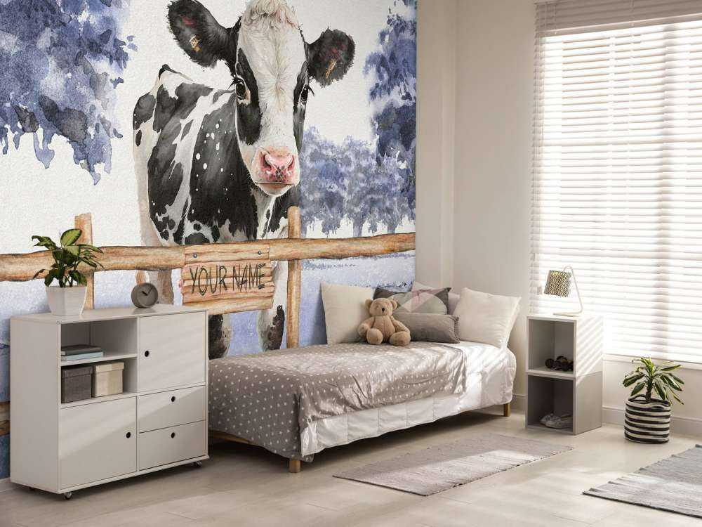 Ung ko på en blå eng