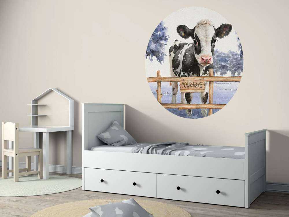 Ung ko på en blå eng