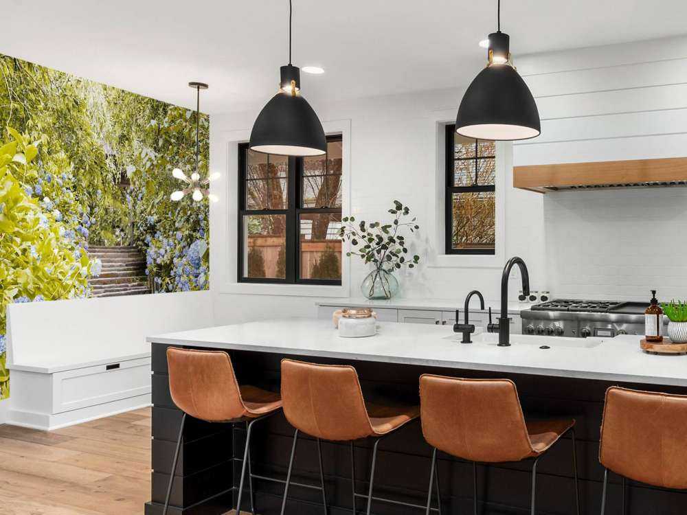 Blå blomster i en park