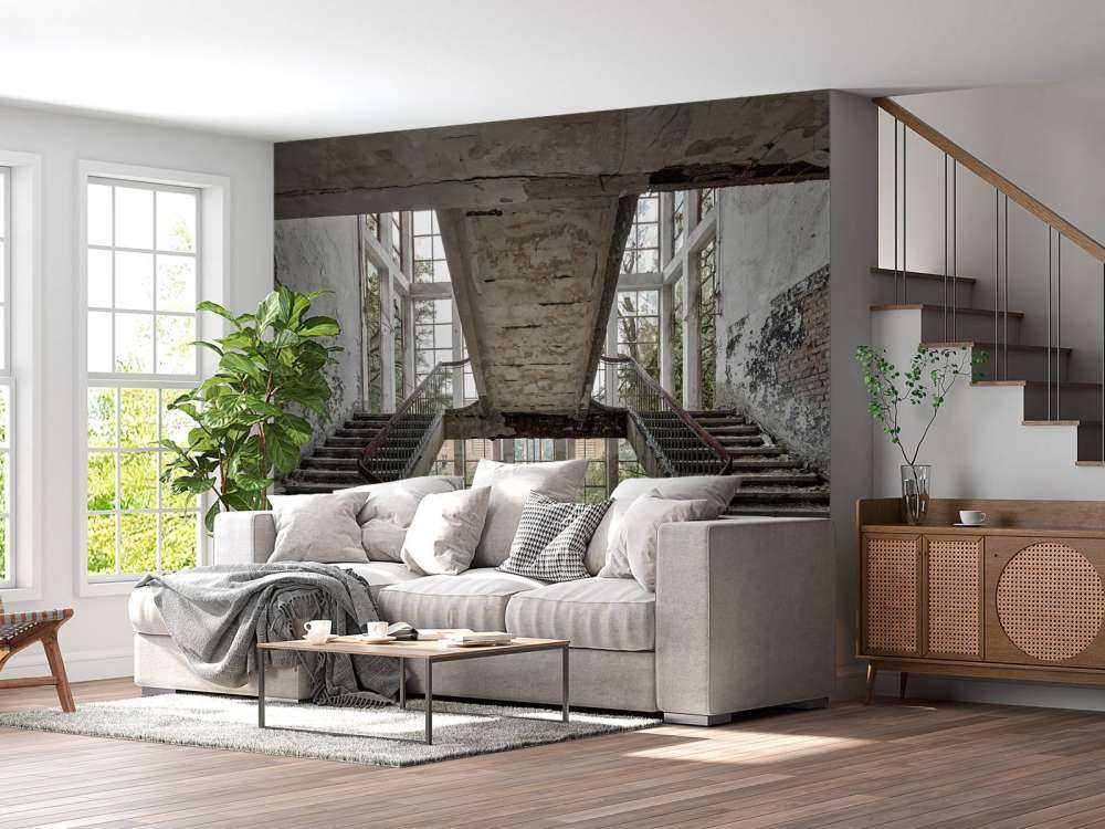 Trappeopgang i en forladt skole