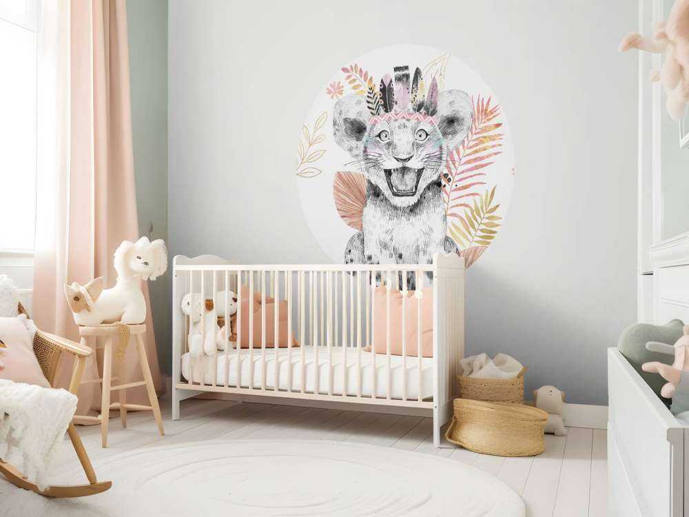 Løveunge med korallrosa og gullfargede blader