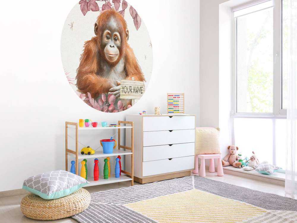 Ung orangutang i jungelen rosa