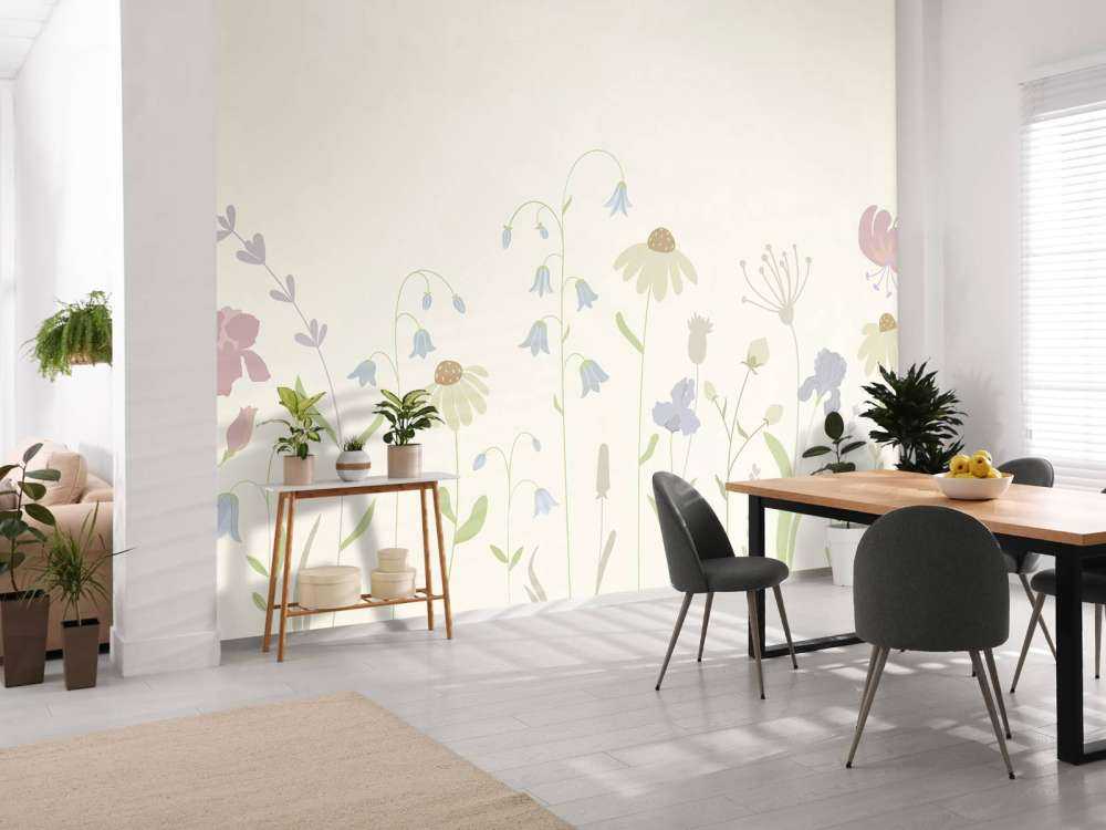 Blomsterfelt i høy beige, gammelrosa, grønn og lilla