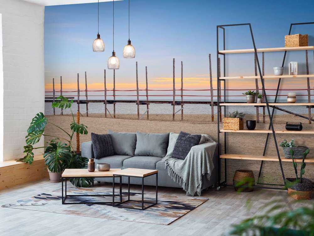 Lang brygge med trestenger