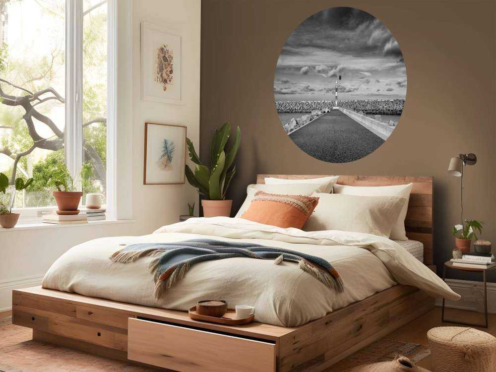 Molo av tre på kysten Cadzand bad (svart og hvit)