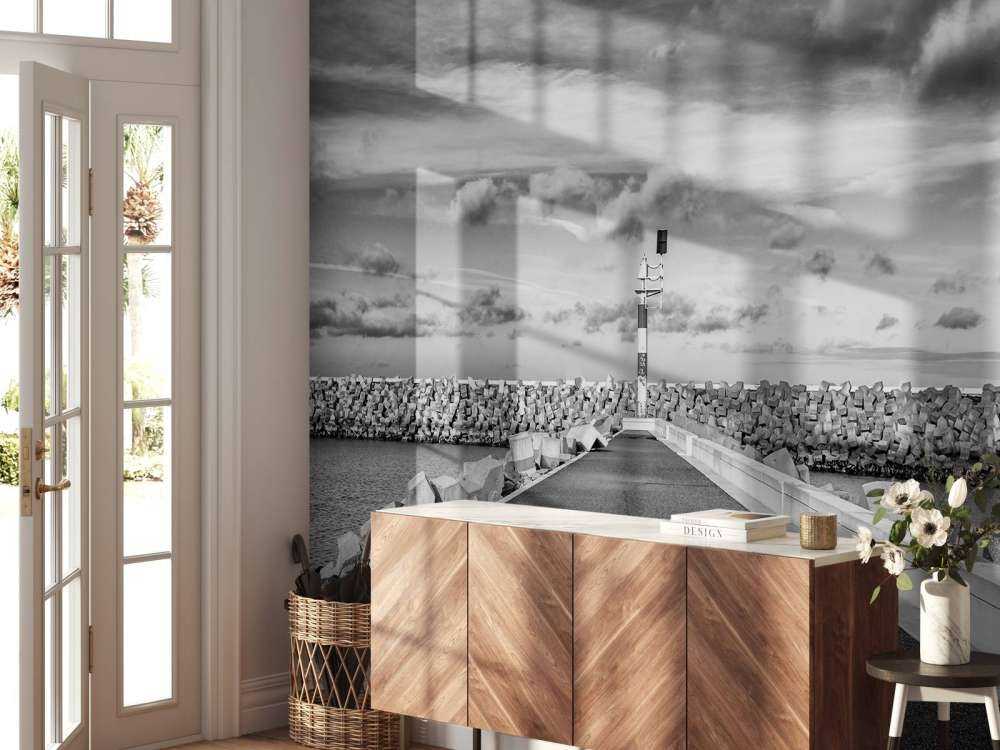 Molo av tre på kysten Cadzand bad (svart og hvit)