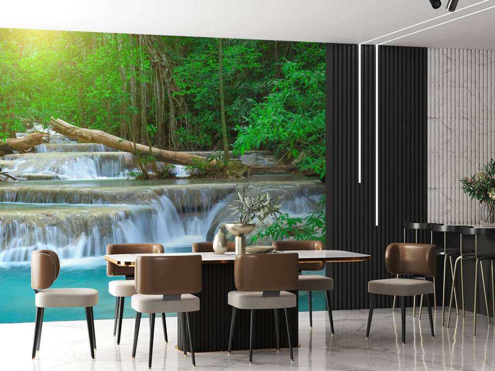 Ødelagt foss i skogen