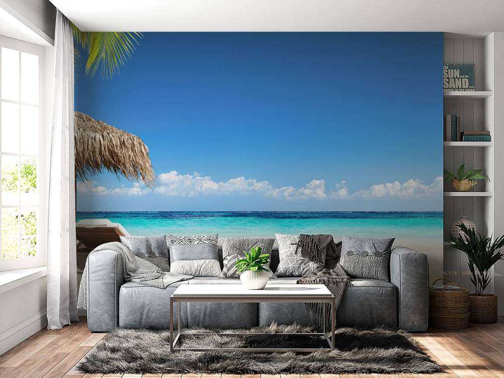 Stoler og parasoll på tropisk strand