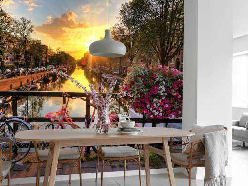 Sykle på en bro med blomster