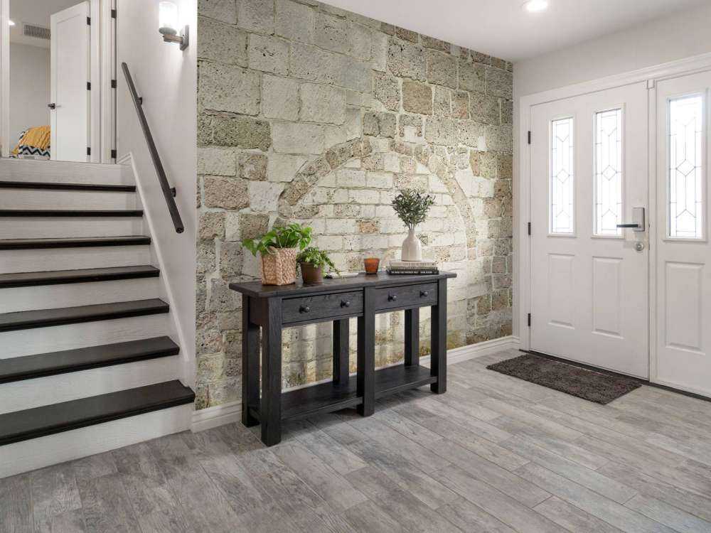 Gammel steinvegg med bue