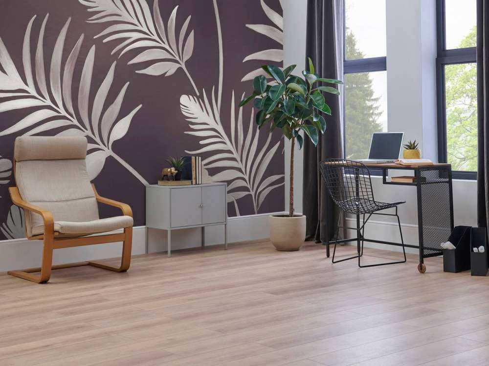 Gyllene löv på mörk jord