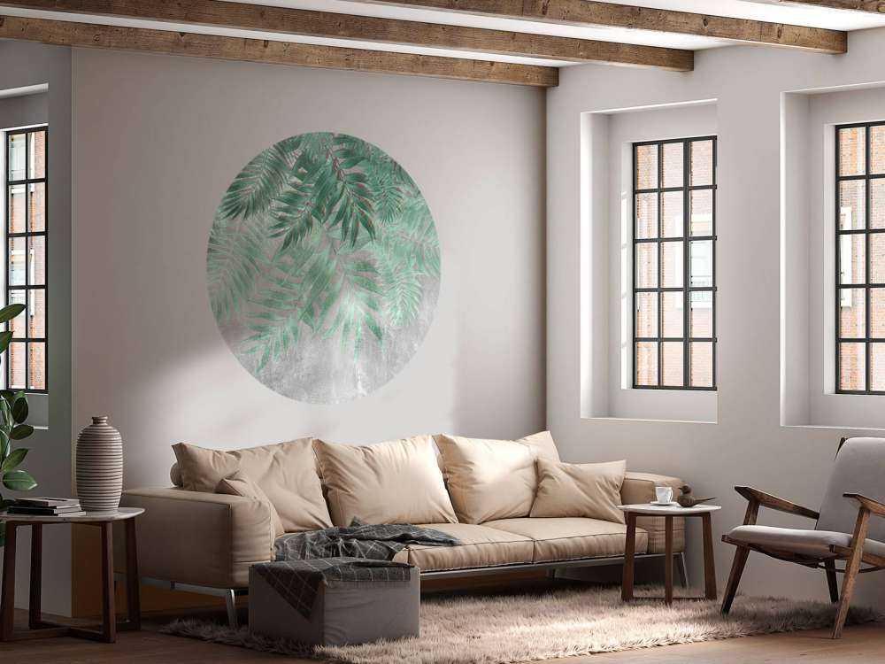 Gröna palmblad med grå betongvägg