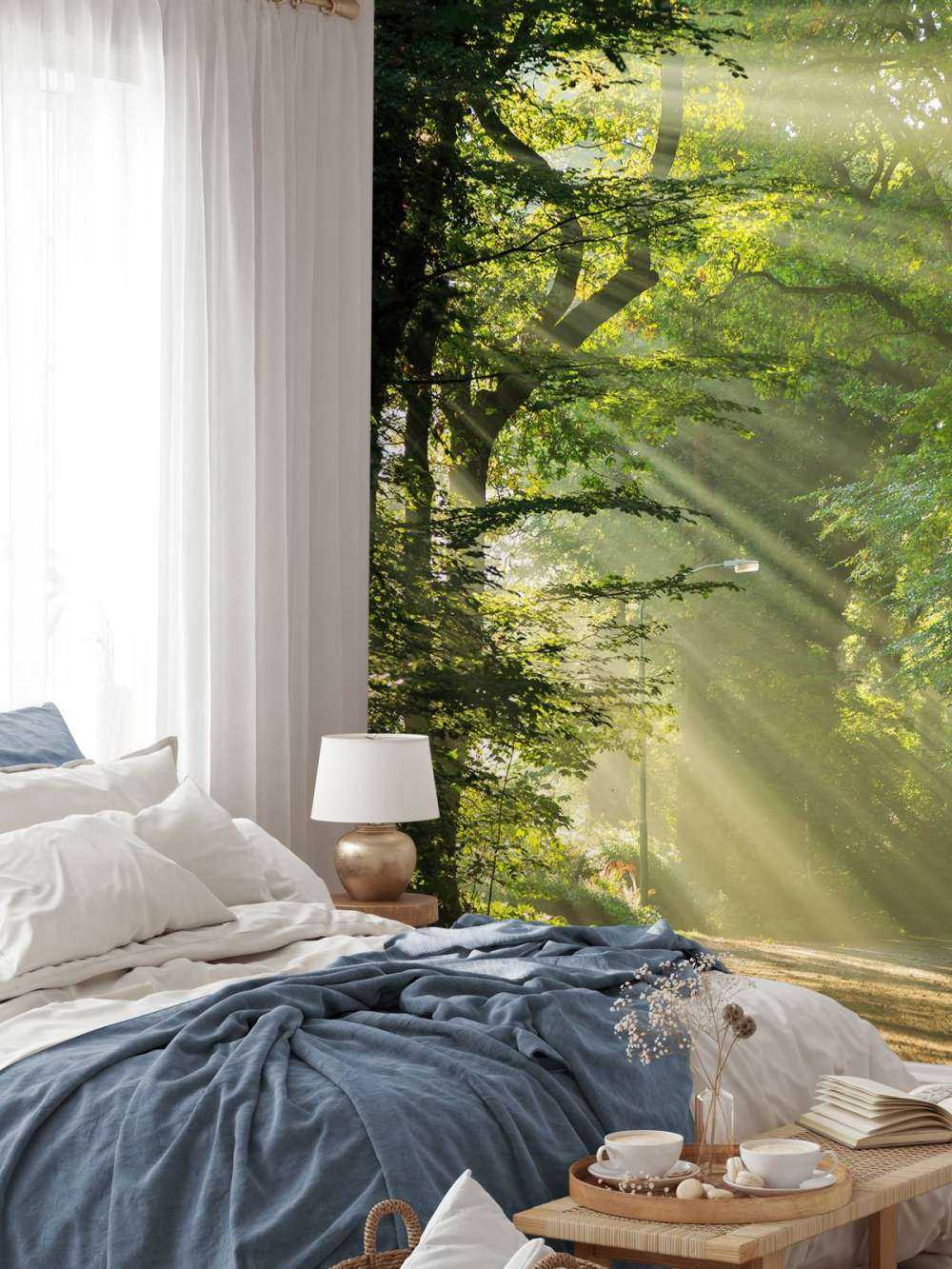 Solstrålar genom träden