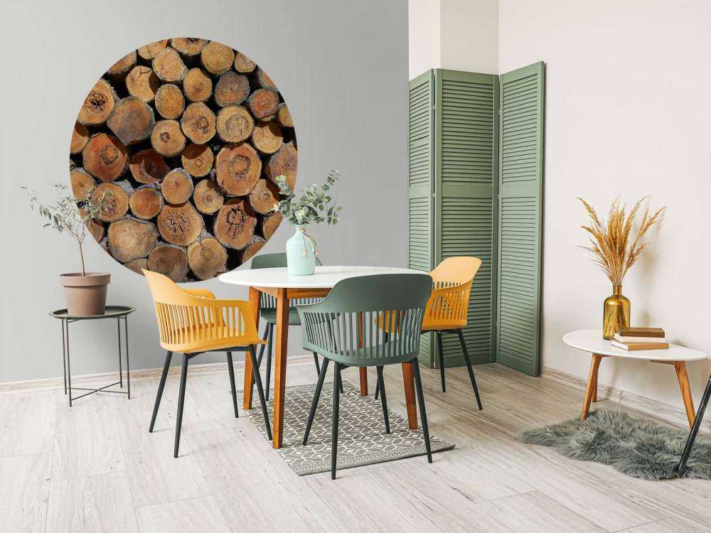 Hög med trädstammar