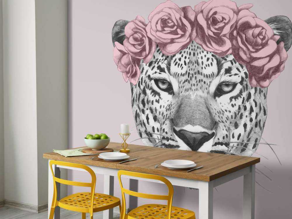 leopard med rosa blommor