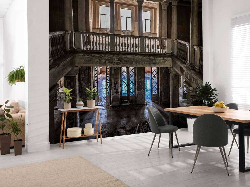 Förfallet gammalt hus på landet