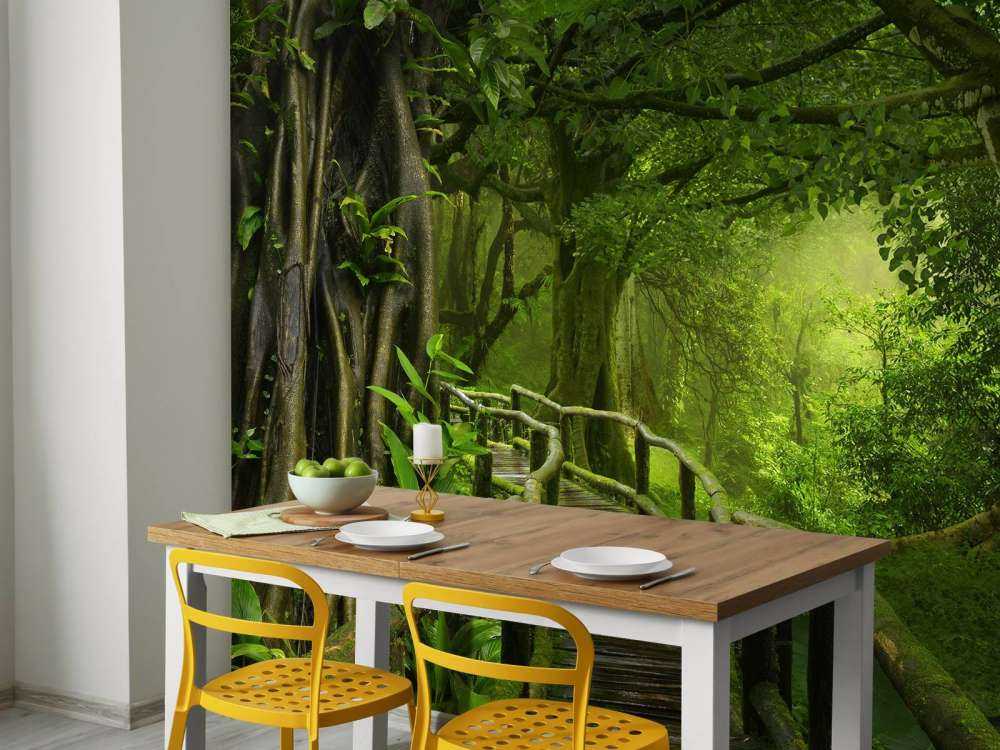 Träbro till och med en grön djungel