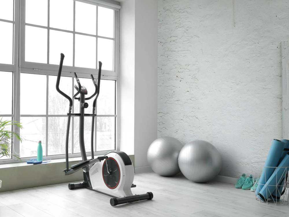 Vägg med vit stuckatur och bjälkar