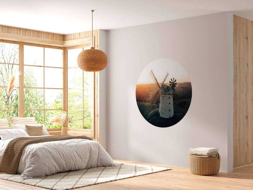 Vindmølle i vakkert lys ved solnedgang