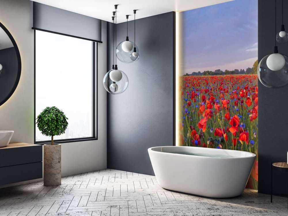 Blå blomster og røde valmuer