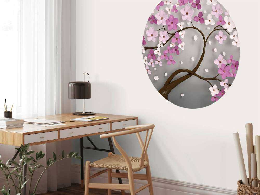 Tre med lilla hvite blomster