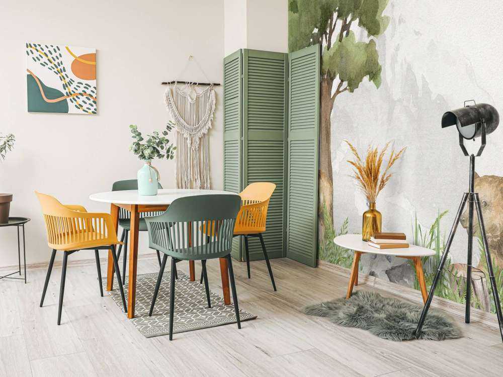 Skogsdyr nær et fjell