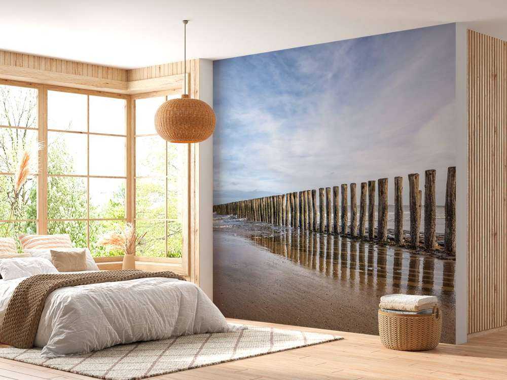 Molo av tre på kysten ved Cadzand bad