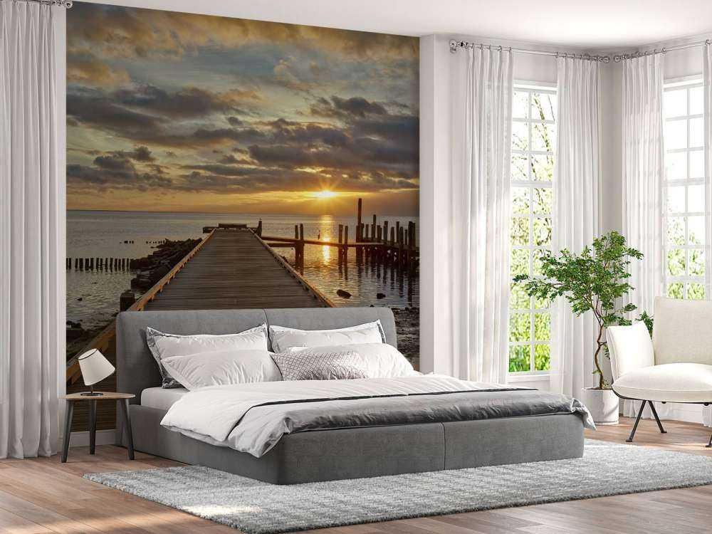 Trebrygge med soloppgang