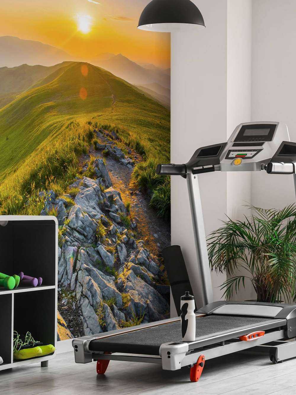 Solnedgång i ett bergigt landskap