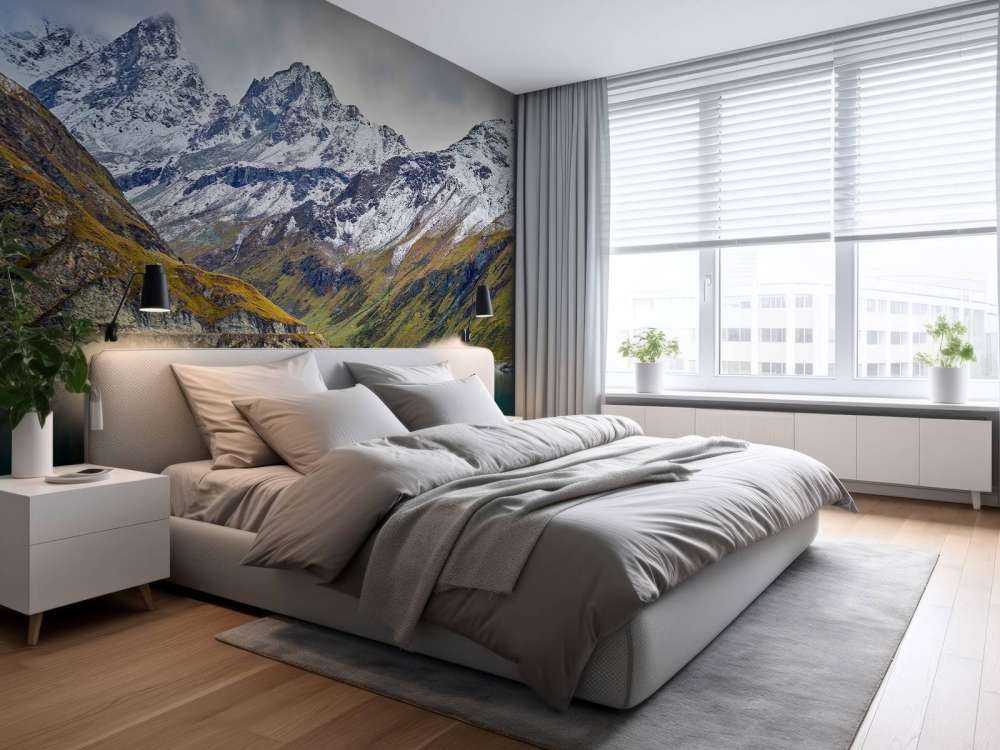 Bergstoppar med snö vid en sjö i bergen