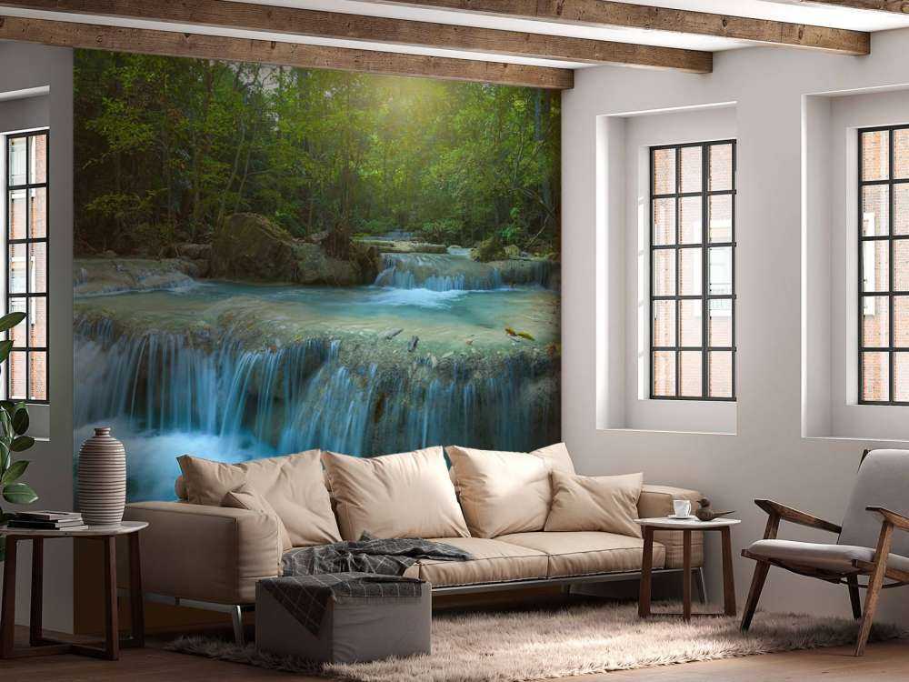 Vackert djupt vattenfall