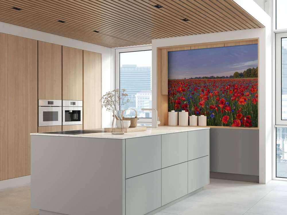 Blå blomster og røde valmuer