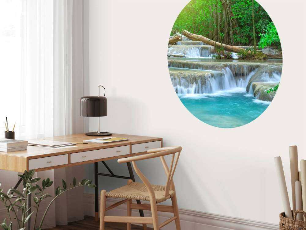 Brødt vandfald i skoven