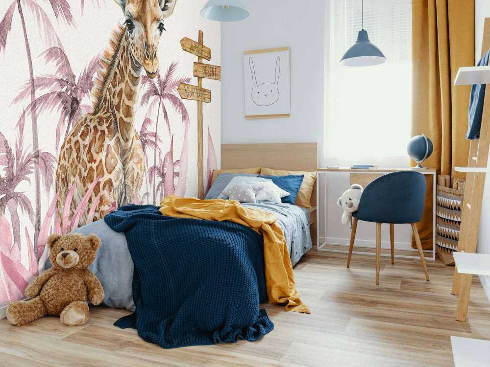Baby-giraf i den lyserøde jungle
