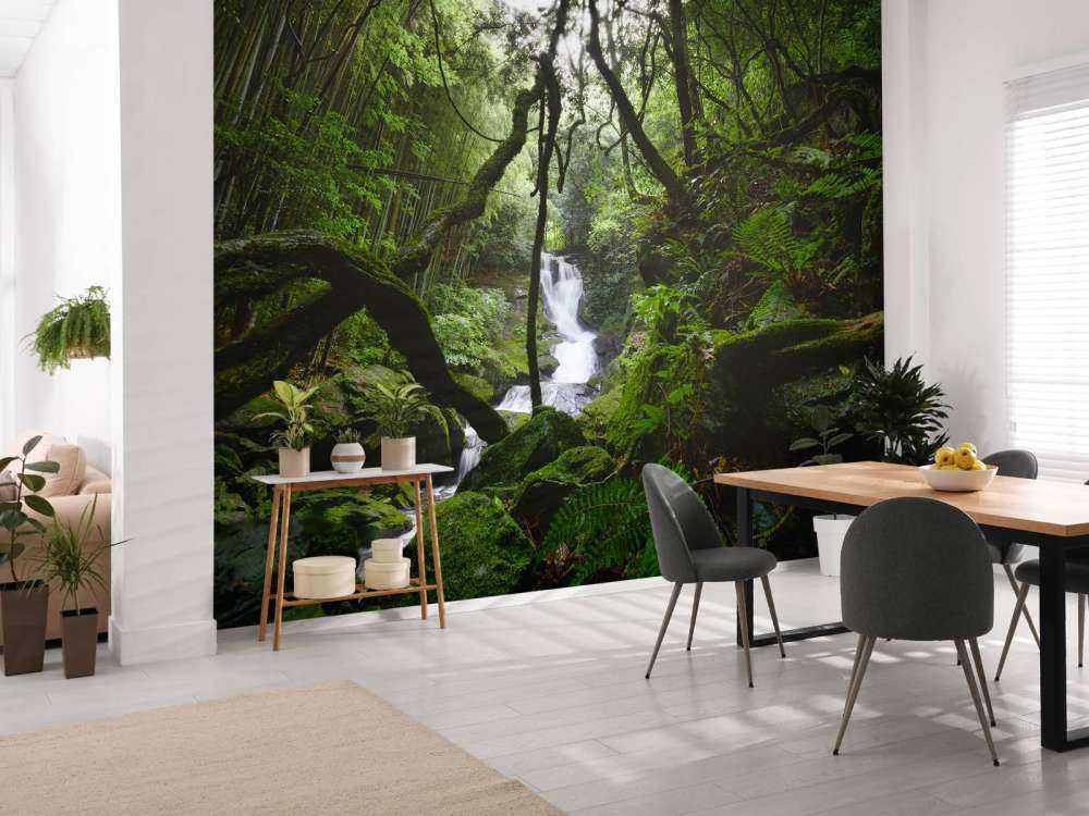 Vandfald omgivet af træer