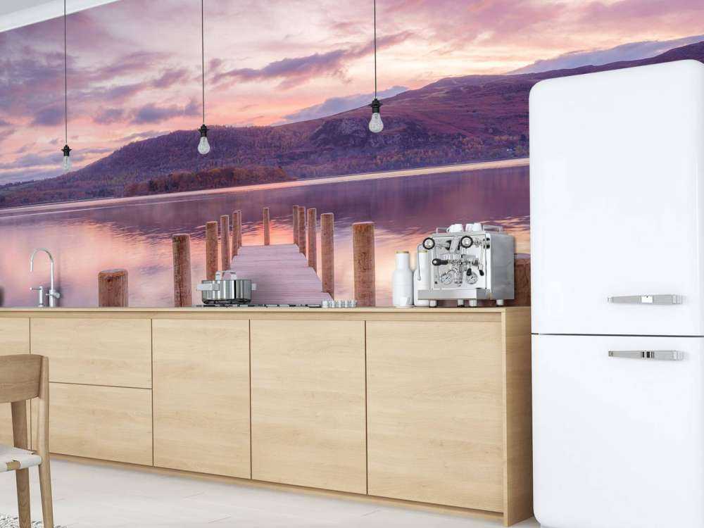 Træbrygge ved solnedgang