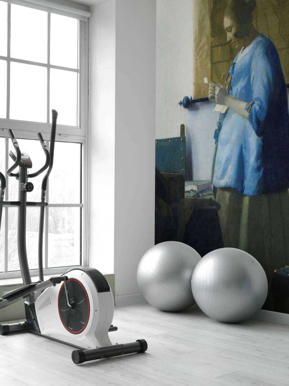 Kvinde, der læser et brev