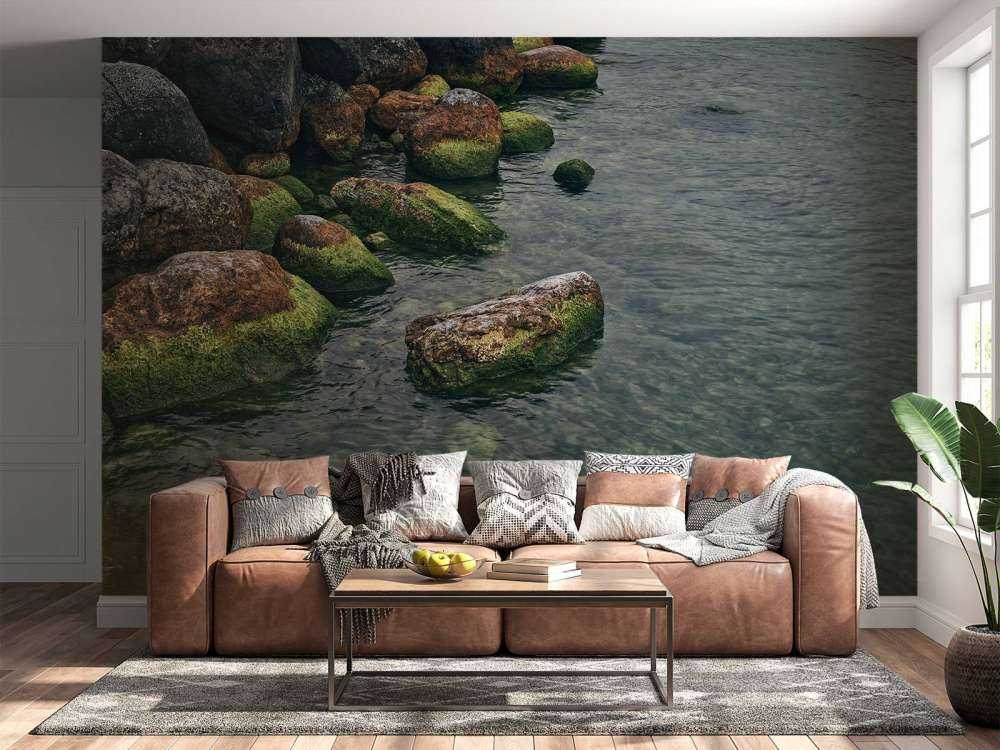 Steiner nær en fjellvann