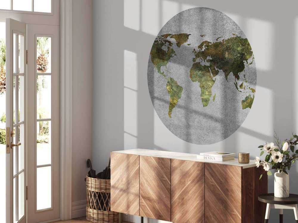 Verdenskart med grønn struktur på grå betong