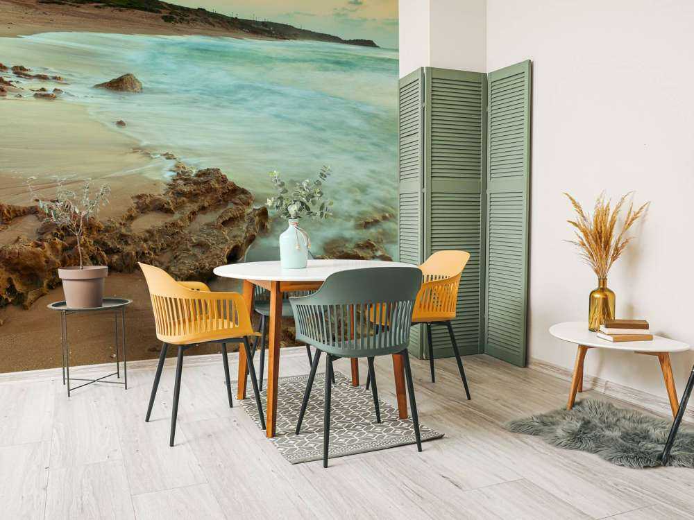 Rolig strand med steiner