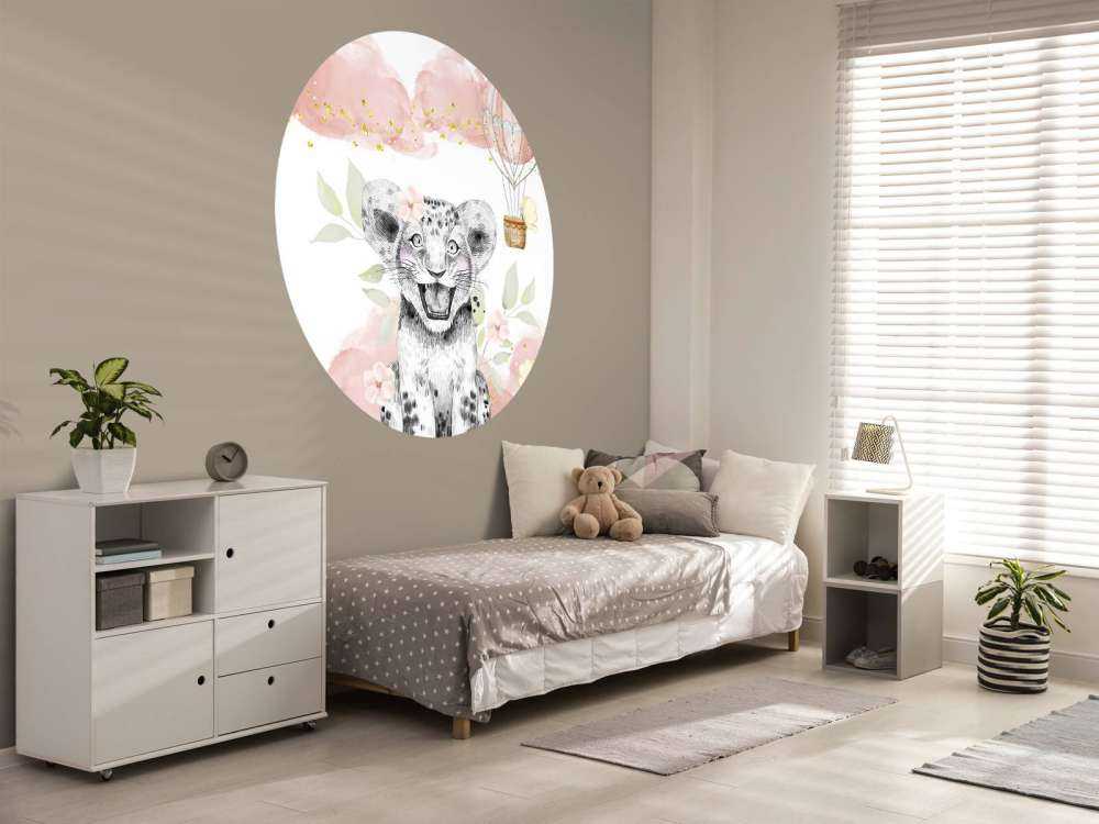 Gledelig løveunge og luftballong