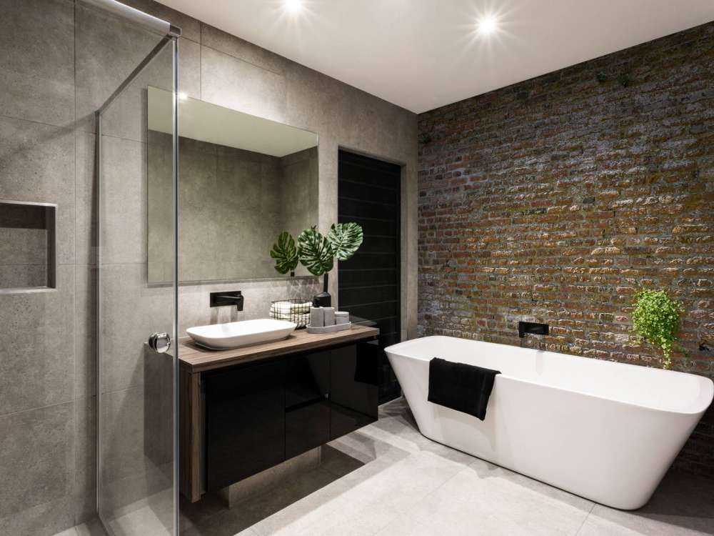 Gammel steinmur med planter