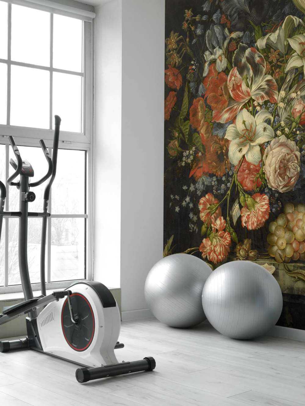 Stilleben med blomster og frukt