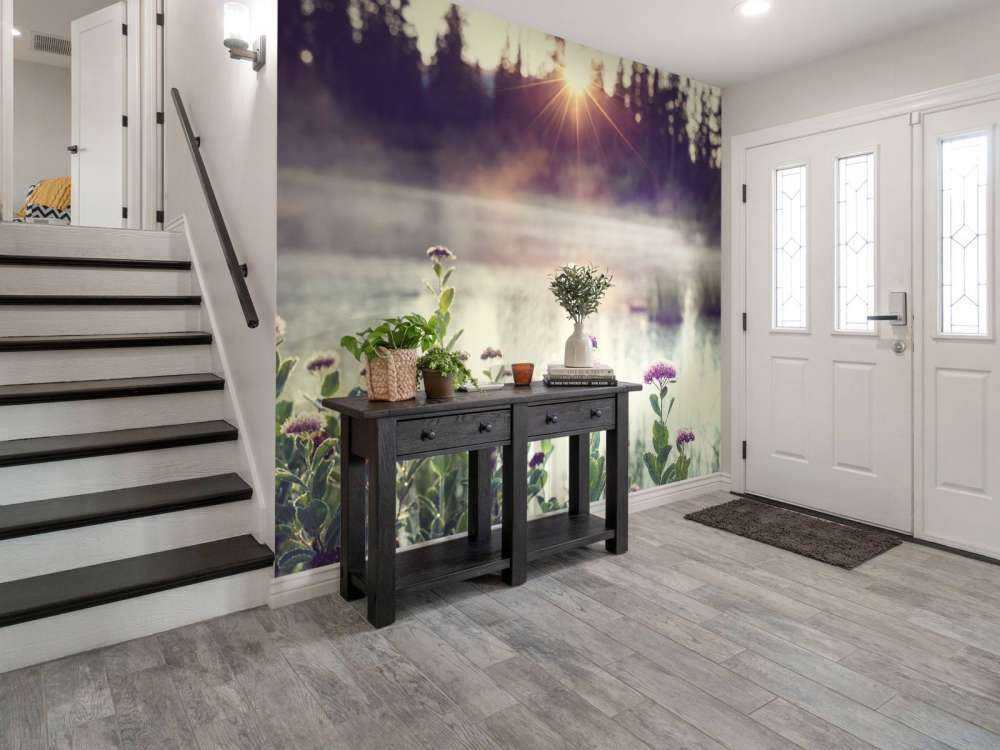 Fordampende innsjø med blomster