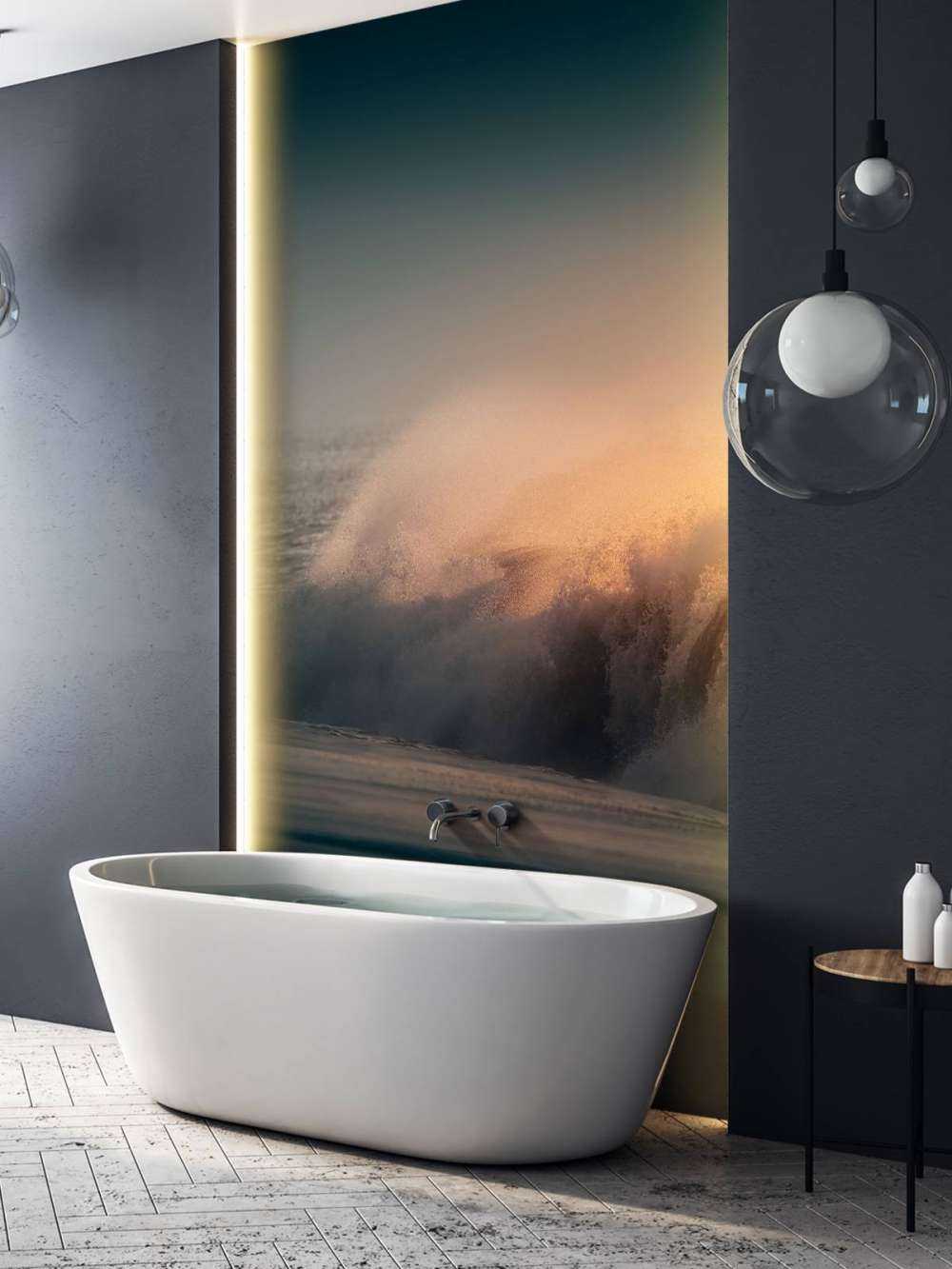 Brytende bølger på stranden