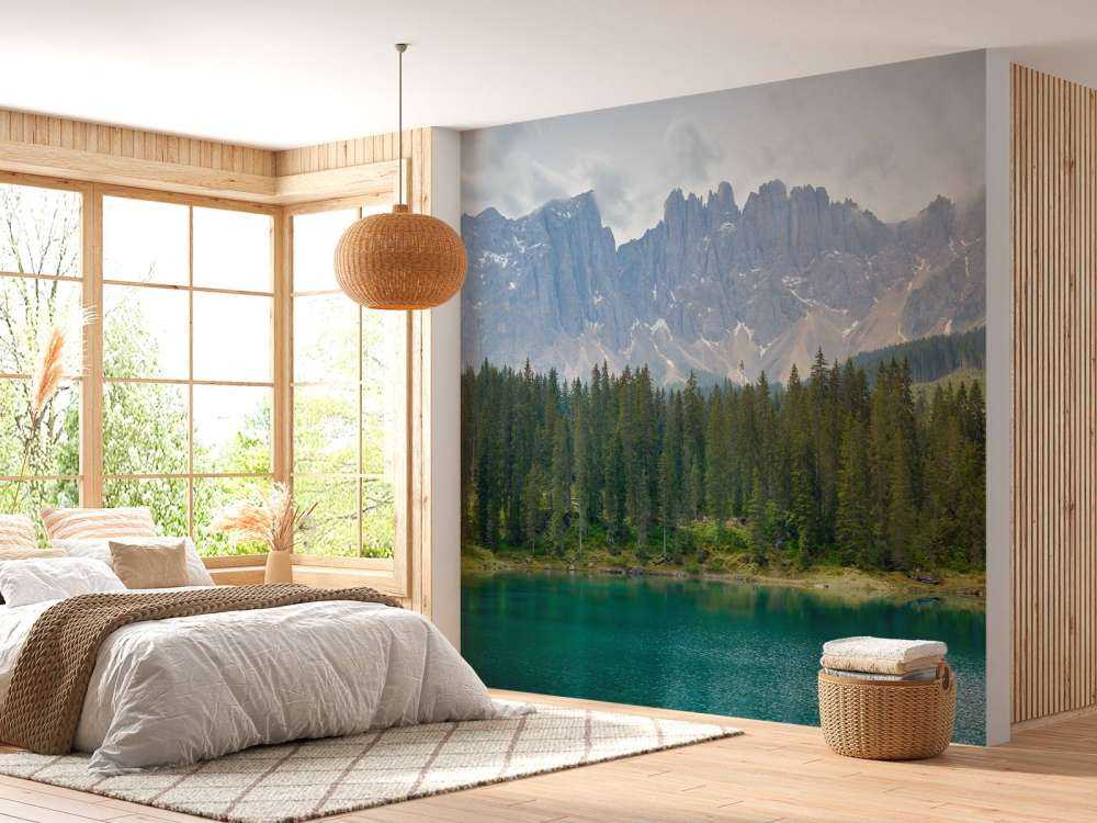 Trädrad vid en bergssjö