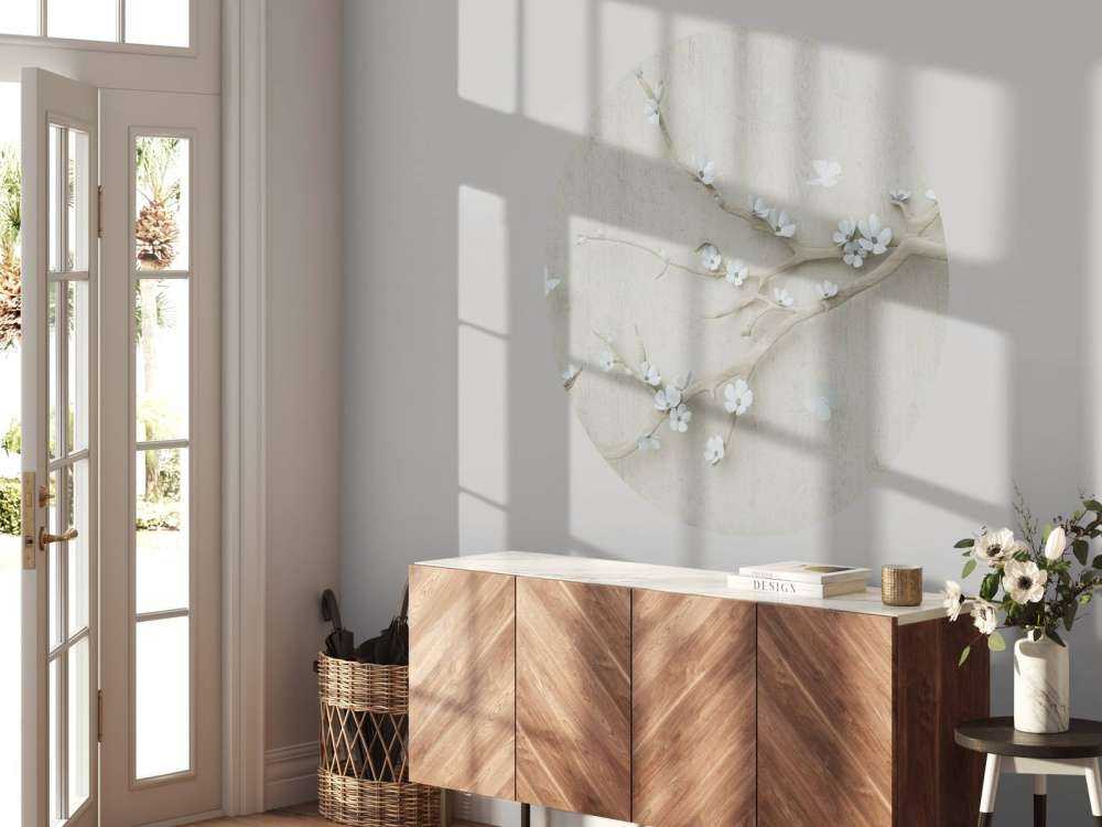 Gren med vita blommor på träbakgrund