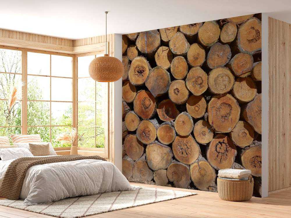 Hög med trädstammar