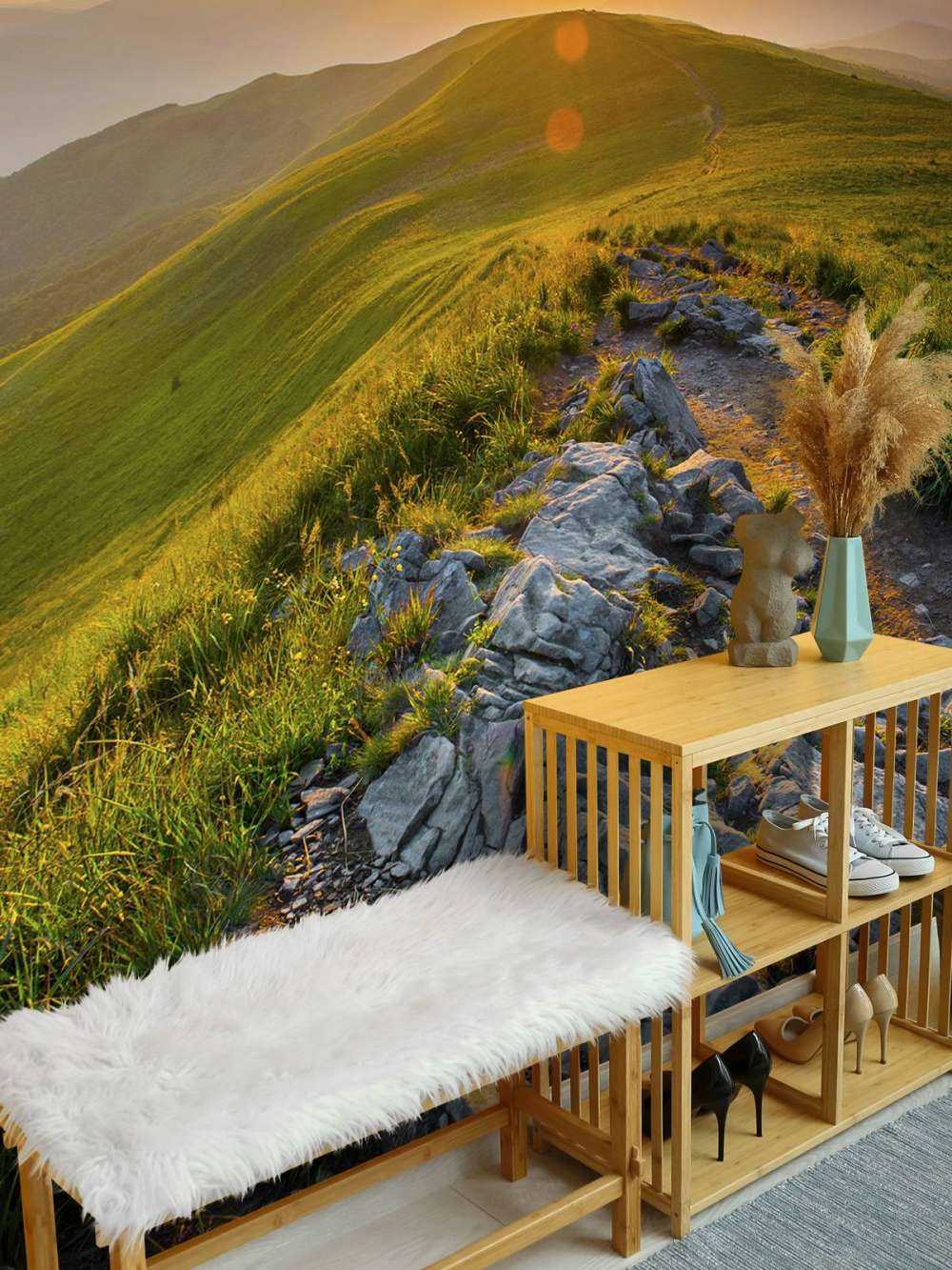 Solnedgång i ett bergigt landskap