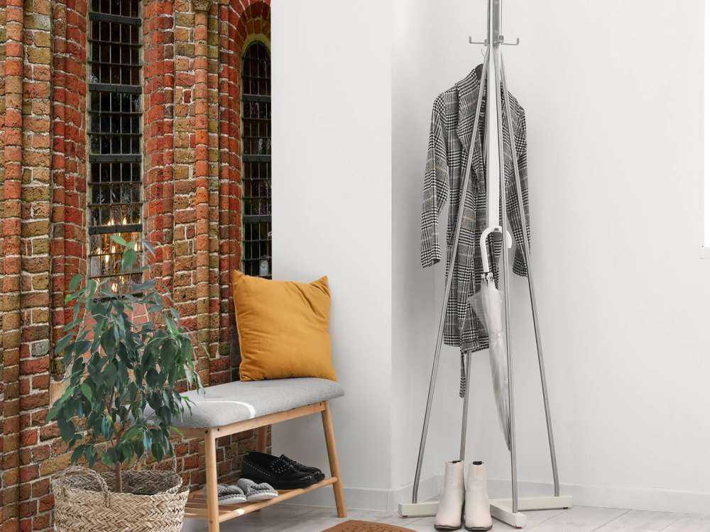 Mur av tegel med valv och fönster